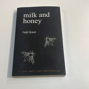 ‎Milk and honey book by Rupi Kaur